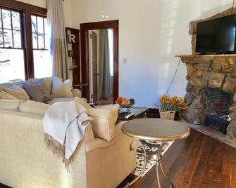 Charming, Early 1900's Cottage, Newly Renovated, Hot Tub, Fire Pit - Arden - Living room