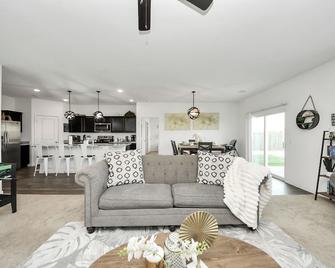 Family-Friendly 4 Bed & 2 Bath Oasis with Fully Equipped Kitchen & Relaxing Vibes - Brookshire - Wohnzimmer