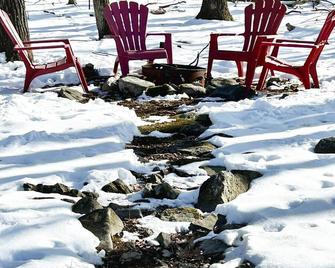 Cozy Getaway! King Bed, Gas Fireplace, Bbq Grill, Fire Pit & Games! - Mt Pocono - Patio