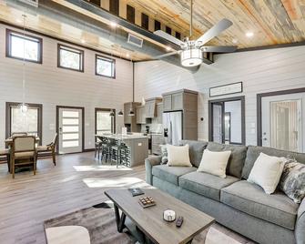 Near New Casino Broken Bow Cabin with Hot Tub - Broken Bow - Living room