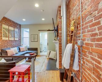 Idyllic Pittsburgh Row House, 3 Mi to Downtown! - Pittsburgh - Living room