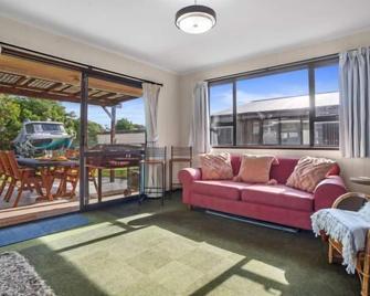 Retro Whanga Charm - Whangamata - Wohnzimmer