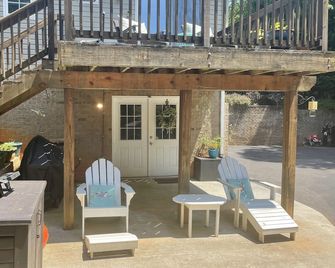 Travel Nurses - Madison Heights - Patio