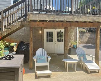 Travel Nurses - Madison Heights - Patio