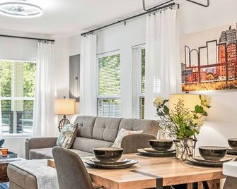 Java the Hut: Cozy Retreat in Downtown Pensacola - Pensacola - Living room