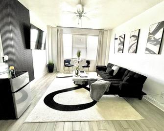 Luxury Skyrise Condo Downtown Jax - Jacksonville - Living room