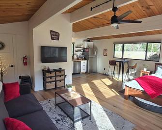 A Restful Studio Near a Creek and Forest - Pet Friendly - Roseburg - Living room