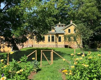 Spacious riverfront farmhouse near ski resorts - West Fulton - Vista del exterior