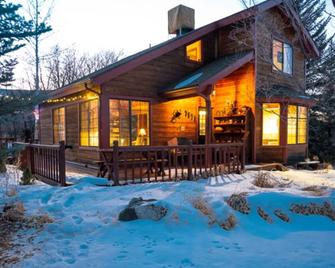 The Lodge is on the Largest Flattop Mountain in the World. - Mesa - Edificio