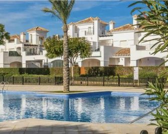 Golf Resort - Apartment - Sleeps4 - Pool - Parking - Roldan - Piscina