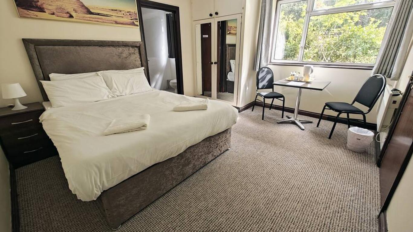 ليتل فوكسيس هوتل آند جاتويك أيربورت باركينج