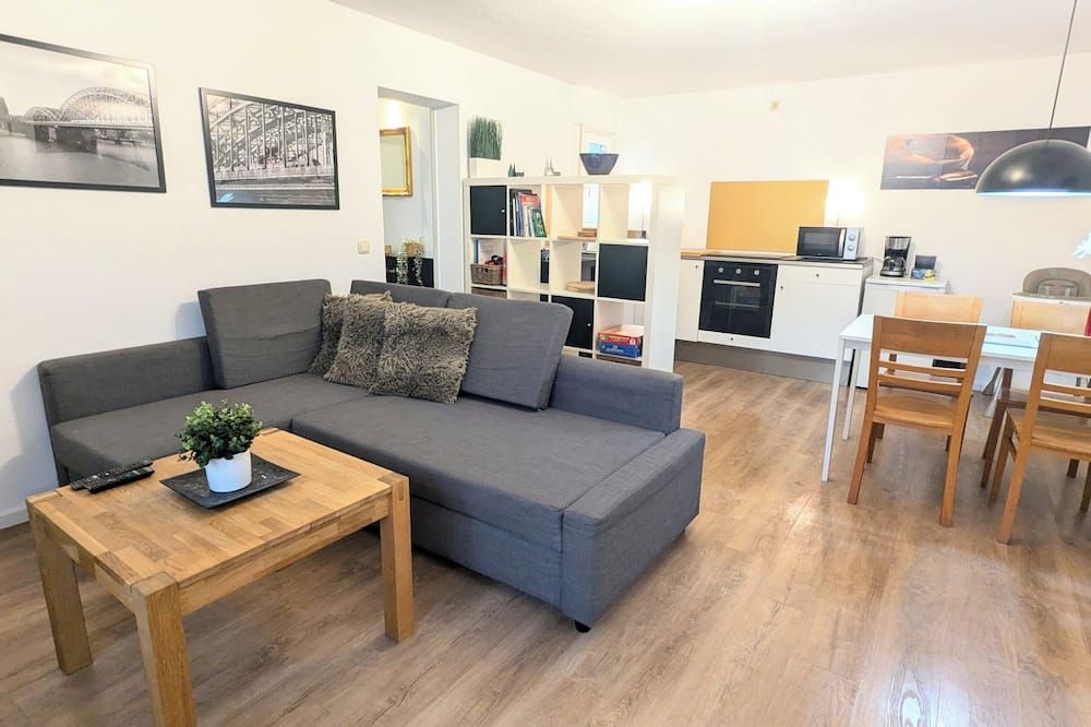 Family Friendly Apartment With Free Parking - קלן - סלון
