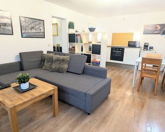 Family Friendly Apartment With Free Parking - קלן - סלון