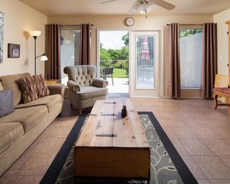 5 O Clock Somewhere Ww H302 - New Braunfels - Living room