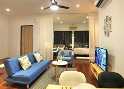 iBook7 - 2 Bedroom Gurney Studio Suite by iBook Homestay - Tanjung Tokong - Living room