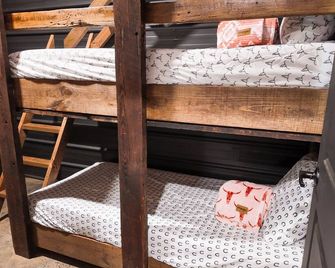 Cozy chalet overlooking our horses and cattle! - Anniston - Habitación