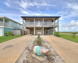 Spacious & Pet Friendly + Game Room Sleeps 10 - Port Aransas - Building