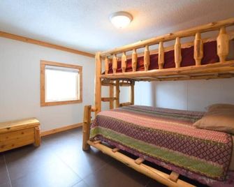 Beautiful lakeside 2 Bedroom cabin on private lake (Cabin#4) - Brainerd - Bedroom