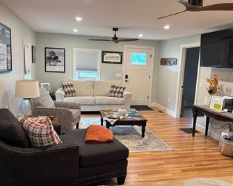 Charming 3-bedroom cottage centrally located in Lock Haven, Pennsylvania - Lock Haven - Sala de estar