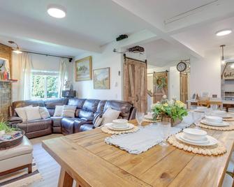 Farmhouse With Private Hot Tub Less Than - Blaine - Essbereich