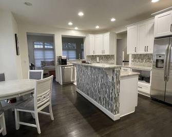 Big Spacious modern house,15 min from DC, GMU, Tyson's Corner - Springfield - Kitchen