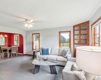 Charming Stowe Retreat with Mountain Views home - Stowe - Sala de estar