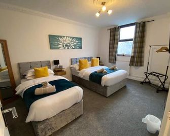 2 Bed Flat - Sleeps 7 - Parking - Wifi - Swansea - Bedroom