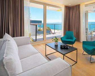 Amphora's Garden - Split - Living room