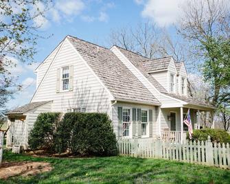Country Cottage on 1700’s Horse Farm/Wedding Venue - Purcellville - Edificio