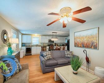 Cg Cottage Up - North Myrtle Beach - Living room