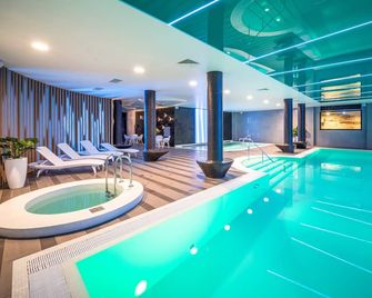 Wellton Riverside Spa Hotel - Riga - Piscina