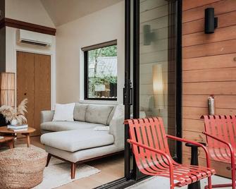 Cedar Brook at Live Oak Lake - Modern Cabin - Bellmead - Living room
