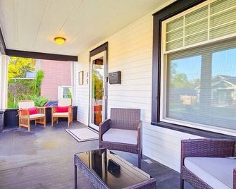 Classy Oberlin Stay | Near Dining, Shops & College - Oberlin - Balcón