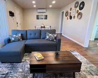 Charming 1-bedroom house with WiFi, AC Mesilla Park Las Cruces Casita Conway 2 - Las Cruces - Living room