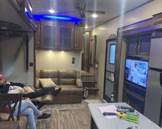 Charming full furnished RV, Close to Country clubs and Universities - Stockton - Sala de estar