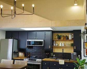 Downtown Vaulted Luxe Haus-near Napa. Walk Downtown. Pet-Friendly! - Vacaville - Kitchen