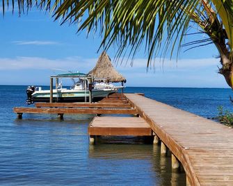 Stunning Turquoise Views From This 2 Bed - Coxen Hole - Edificio