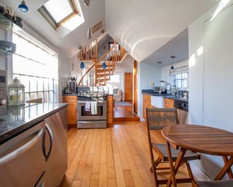 Luxury 1900's romantic retreat steps from the beach - King Suite! - Gloucester - Kitchen