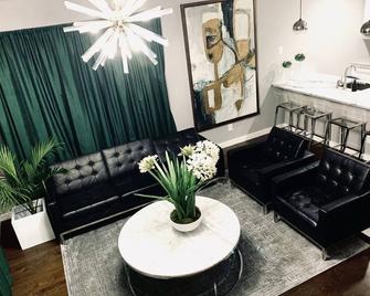 The Ultimate Experience.4 level townhome with rooftop deck.Your Lux Life Awaits. - Atlanta - Salon