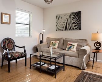 Hotel Flora and Fauna - Wimberley - Вітальня