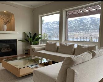 Spanish Mid Century Villa with Wood Barrel Sauna - Kaleden - Living room