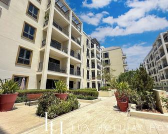 Lux - The La Mer Sea View Suite 3 - Dubai - Building