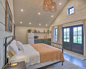 Rustic Rapid City Farmhouse with Mountain Views - Rapid City - Bedroom