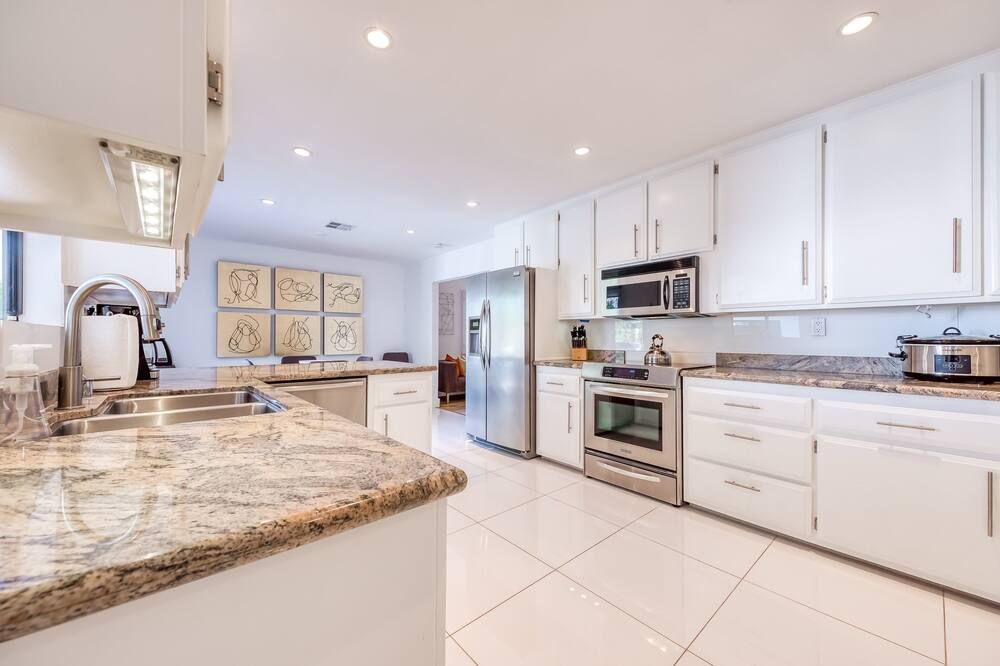 Beautiful home w/ mountain views, private pool & gas fireplace - פאלם ספירנגס - מטבח