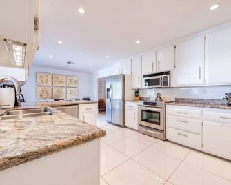 Beautiful home w/ mountain views, private pool & gas fireplace - פאלם ספירנגס - מטבח