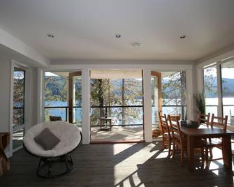 Take a deep breathunwind and let the natural beauty take you away - Port Alberni - Living room