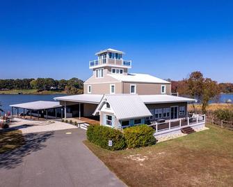 Stunning Riverfront Property - New Listing - Montross - Edificio
