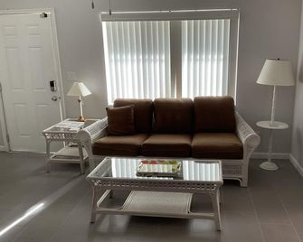 Roomy Duplex in Vero’s Cultural Art District - Vero Beach - Wohnzimmer