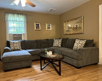 Secluded Country Getaway - Highland - Living room