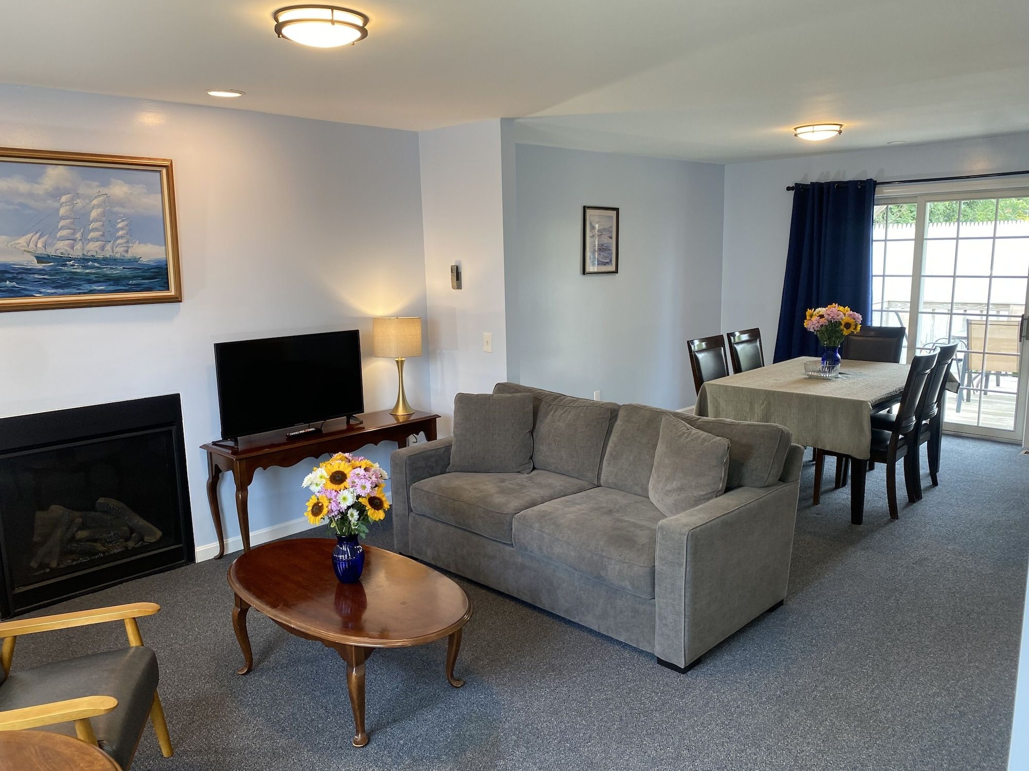The Taber Inne & Suites - Mystic - Living room